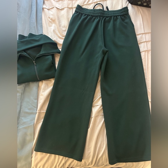 Pretty Garden Forest Green Athletic 1/2 Zip Sweatshirt and Pants Set. - Picture 6 of 9